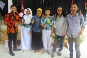Peserta dan panitia Lomba menyanyi dan puisi berfoto bersama.